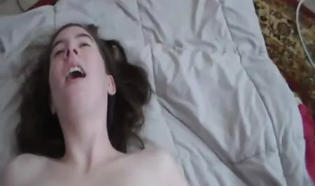 Giovane massaggi porno amatoriali ragazza bagno