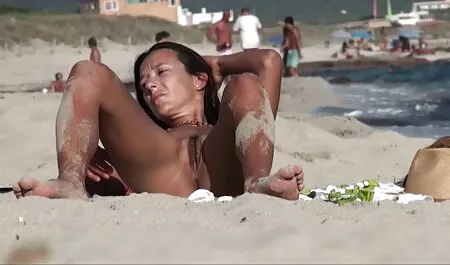 Una ragazza nera bella per stare video hard amatoriali italiani sulle scale e accarezzare se stesso