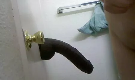 Mattina di Yoga con i capelli video amatoriali pornografico biondi e la pipì nel cortile