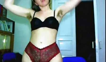 Due ragazze dolci vogliono scopare, coppie amatoriali hard si trovano un uomo e iniziano a scopare nei loro buchi