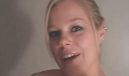 Ha indossato calze a rete, un corsetto, guanti, e armarsi video amatoriali italiani hard con una frusta