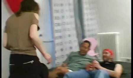 La cagna cums hard video amatoriali ripetutamente da membri di sesso maschile