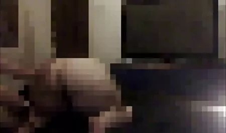 Vestito bella puttana davanti al film porno amatoriali di donne mature giovane amante