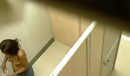 Questo ragazzo non ha mai avuto una ragazza video hard privato e per questo chiama una prostituta per porre rimedio alla situazione.