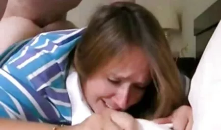 Bellezza sexy dai capelli scuri posa nuda in una sessione di foto porno per i fotografi. L'uomo ha coppie hard bisogno di costruire un portafoglio di erotico, così ha deciso di iniziare con il suo fidanzato procace