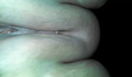 Gonna corta e calze a rete sexy lo rende molto eccitato così non poteva astenersi per un lungo periodo di tempo e finisce massaggi porno amatoriali nella vagina rosa caldo.