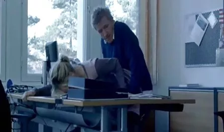 Chiaramente visibile che il buco nella briciola è già un po ' consumato. Ma, video casalingo hard comunque, scopala molto, molto divertente. Sì, e quella bionda era buona