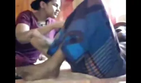 Dopo il primo orgasmo, le ragazze cambiano posto e si godono l'un l'altro e il sesso orale dolce coppie amatoriali hard pieno