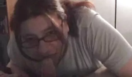 La bionda era seduta sul film porno amatoriali di donne mature divano