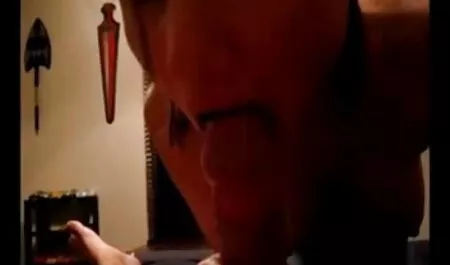 Brunetta adulto screwing lei provini porno dilettanti micio con un cucumber verde