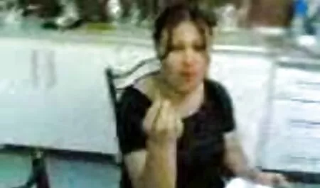 Padrona matura con seni prominenti che si distinguono, lega i film hard amatoriali gratis capelli dello schiavo al trono a lungo