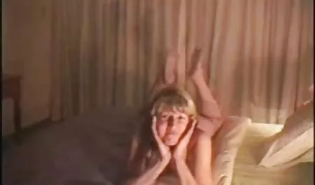 Bionda Kiara con calze nere e mutandine accarezzando la figa video italiani amatoriali hard