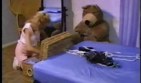 Un ordine e subito un grande pene che video hard amatoriali gratis schiavo diligentemente per rendere il buco bello, cercando di portare la padrona di estasi più luminoso