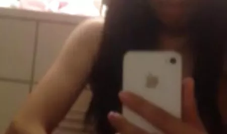 Dopo aver saputo che un bastardo è esperto di lavoro in uno dei saloni di massaggio, la ragazza cercando di fissare un appuntamento con lui e sedurre un uomo che è film porno amatoriali casalinghi felice di ingannare i clienti dai seni