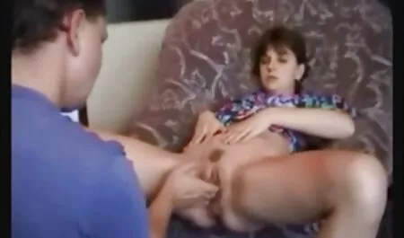 La cagna si sedette con il suo cavallo sul viso della ragazza e cominciò a leccare avidamente la vagina, film porno amatoriali gratuiti seppellendo la sua lingua in profondità.
