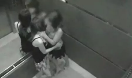 L'uomo si chinò in film hard amatoriali gratis cucina e scopare vicino al frigo