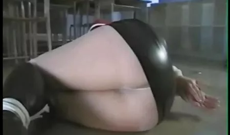 L'uomo immediatamente si precipitò nella sua hard amatoriale gratis stanza e prima di tutto leccare i piedi sono dorati, quindi rimuovere i pantaloni in blu di lato, felice di leccare la fessura e l'ano bagnato.