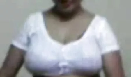 Recentemente ha aperto un abbigliamento e si avventa su di lui, a disagio con il suo film porno amatoriali completi seno che è delizioso e premendo il suo cazzo al pene
