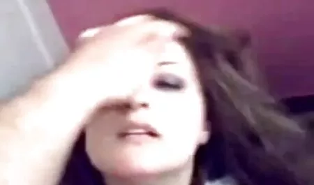 Bruna sexy spogliarsi per erotico e fare video hard casalinghe amatoriali il suo eccitato