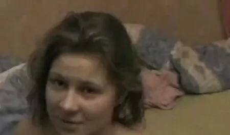 Gettare un piede sulla schiena dell'uomo, una giovane prostituta scopata video hard gratis amatoriali in bagno