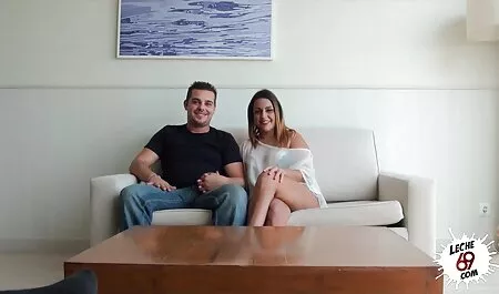 Un uomo avvitamento una donna sul letto dopo pompino. La femmina è stata sostituita con il cancro e in attesa di essere arrostito come un porto puttana video porno amatoriali napoletano