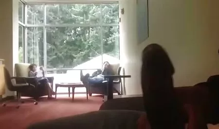 La bionda seduce il suo vicino di casa e gli dà anale amatoriale video hard