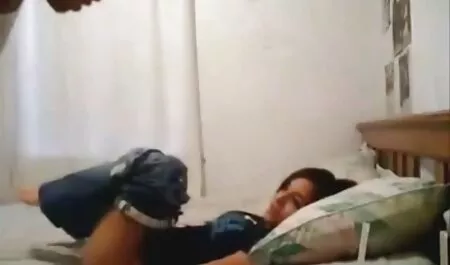 Un maiale grasso sdraiato sul film porno casalinghe amatoriali divano, butta via i grossi seni e spudoratamente allarga le gambe