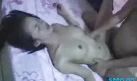 Masturbandosi il suo cazzo filmati amatoriali erotici gratis uomo grasso cums in culo bella coperto con lattice