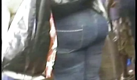 Un giovane studente nudo per soldi davanti pornografia amatoriale italiana alla webcam