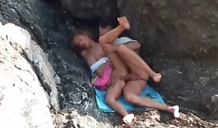Puttana grassa sa come compiacere se stesso. Si video hard amatoriali napoletani sdraiò sul divano, sollevò la gonna e cominciò ad accarezzare la vagina rosa con le dita. Ha leccato un dito e il suo seno più volte fino a quando lei è venuto