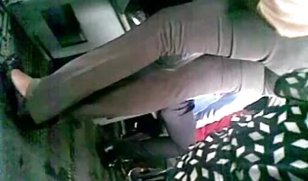 Due asiatici stanno lavorando su una vecchia donna con gli occhiali film amatoriali pornografici