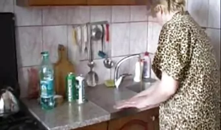 Il venditore amatoriale video hard di pane soddisfacente bruna con gli occhiali