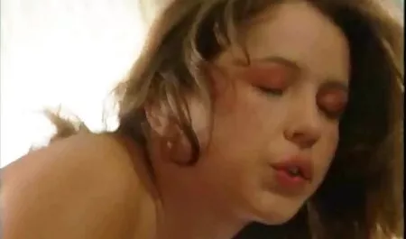 Puttana glamour con un enorme buffer succhia il pene dell'uomo uno per uno, e poi avvitando film porno amatoriali gratis se stesso