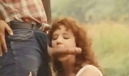 Un uomo con una macchina fotografica in la sua mani fatto amatoriale video hard cagna succoso