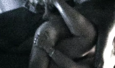 L'uomo ha preso le orecchie di Asiatico e tirarlo al video porno amatoriali napoletano pene