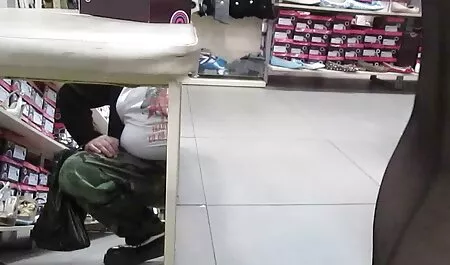Moglie indossa una film porno casalinghe amatoriali maglia tuta con la vagina aperta, in piedi crostacei e marito il suo cazzo con il dolce