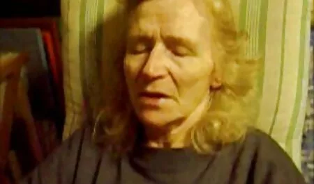 Bacio caldo di un amante e il suo tocco non è educato per fare una ragazza dolce con video hard amatoriali casalinghi un vero