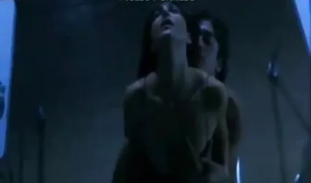 Ellen White si inginocchiò e mostrò la sua gola in un video hard amatoriali casalinghi servizio fotografico