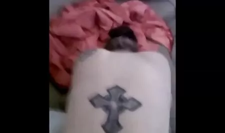 Una donna adulta è venuto al salone e mentre nessuno sta cercando, ha cominciato a giocare la figa video amatoriali italiani hot rasata